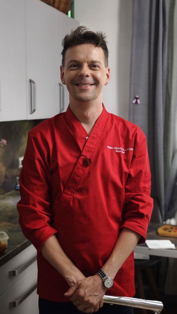 Čtvrtečním hostitelem je Pierre Cédrick Klimeczek. 