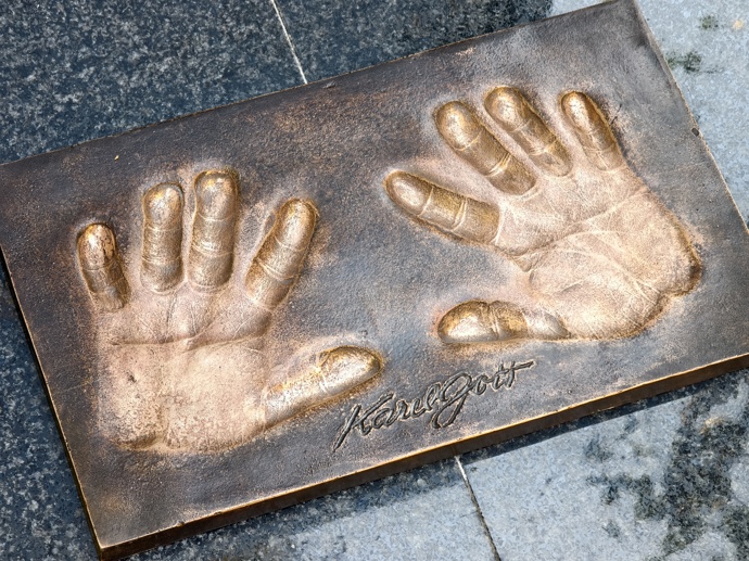 Na hrobě Karla Gotta se u příležitosti 7. výročí jeho úmrtí objevily otisky legendárního zpěváka. 