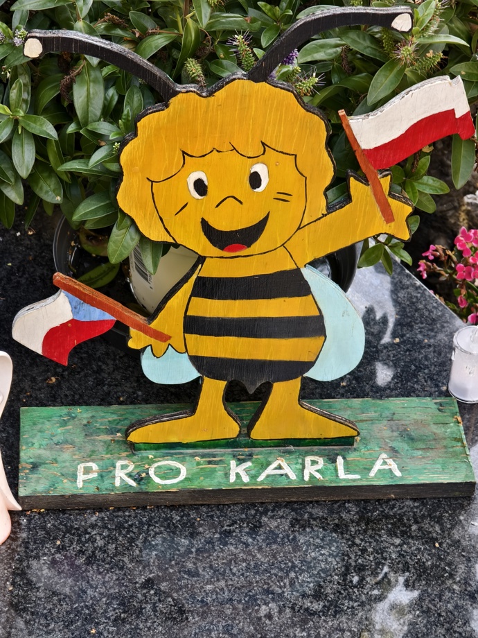 Hrob Karla Gotta zdobí i legendární včelka Mája.