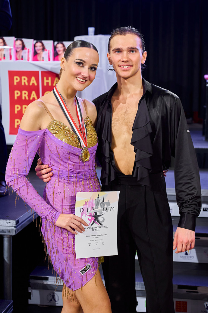 Monice se po boku Ilariona podařilo vybojovat hned několik medailí. Pro-Am přitom není jen o krásných šatech a zážitcích na parketu. Čím dál se v této disciplíně posouváte, tím náročnější choreografie a výzvy vás čekají – a nároky se postupně přibližují klasickému tanečnímu sportu. Nechybí pot, dřina ani chvíle, kdy je potřeba překonat samu sebe, ale také radost z pohybu, legrace a pocit z dobře odvedeného výkonu. Pravidelný trénink navíc pomáhá zlepšovat fyzičku, koordinaci i držení těla.