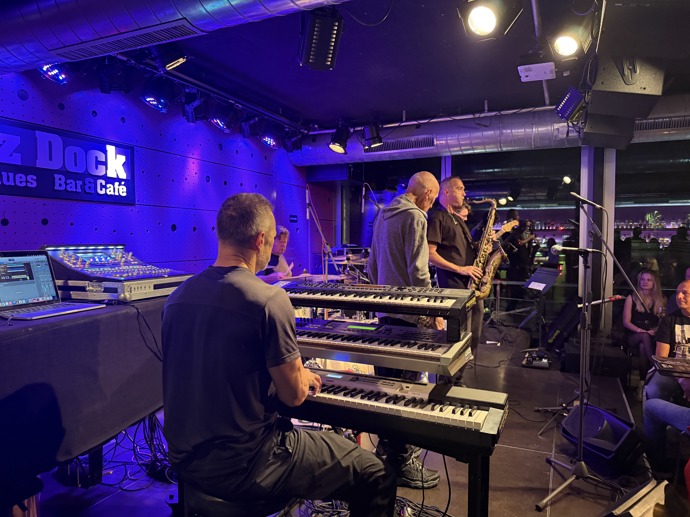 Laco Déczi vystoupil se svou kapelou v pražském Jazz Docku.