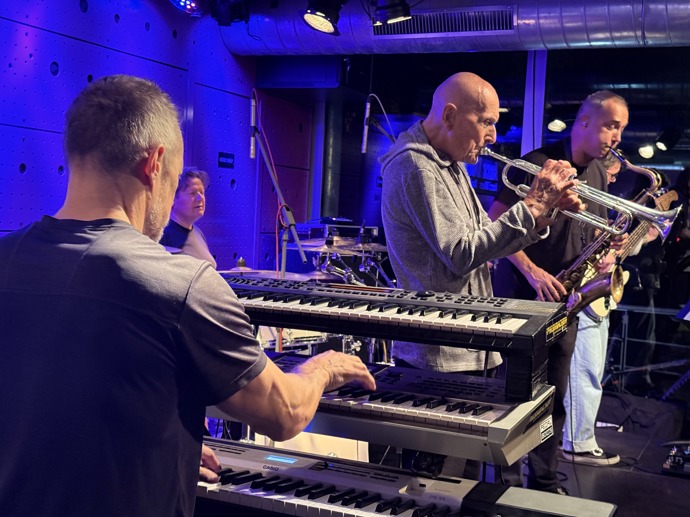Jakmile vzal Déczi do ruky trumpetu, zdravotní trápení na něm nebylo znát.