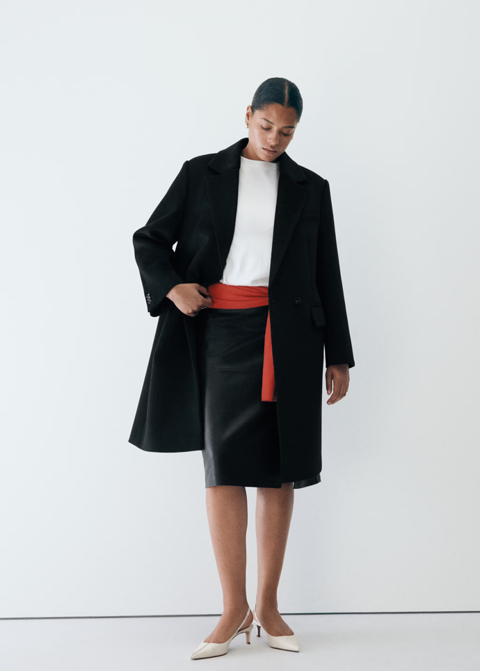 Koženková midi sukně patří mezi trendy kousky, které se snadno přizpůsobí různým stylům. Se svetrem působí elegantně a luxusně, zatímco s volnějším topem získá uvolněnější nádech.