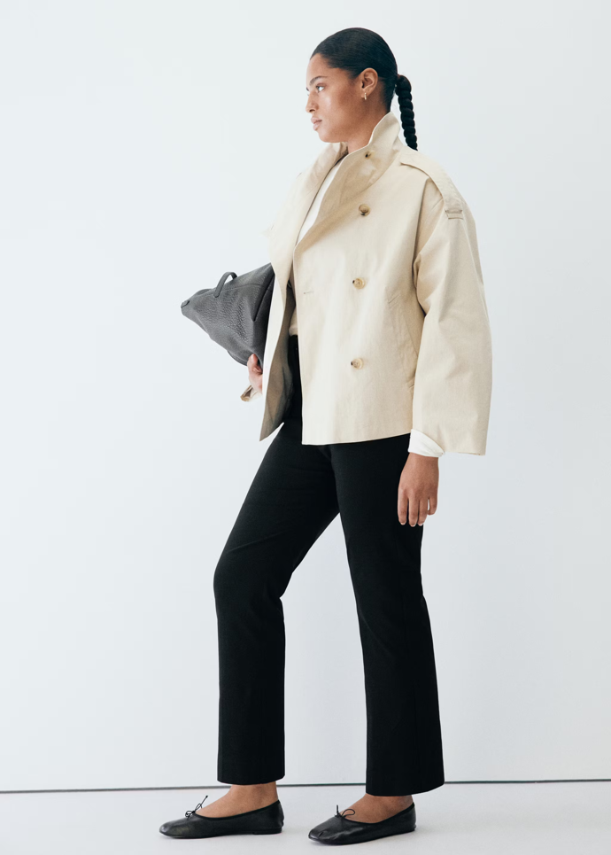 Kratší kabátek v kombinaci s rovnými kalhotami nabízí elegantní alternativu k dlouhým svrškům. 