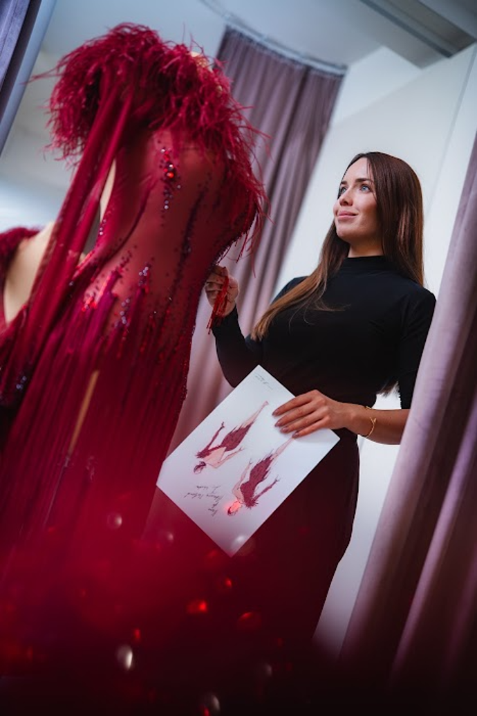 Za oslnivými kostýmy ze StarDance stojí spousta nápadů, precizní práce i důmyslných triků. Návrhářka Kateřina Šmejkalová, která pro StarDance letos tvoří poprvé, nám prozradila, jak pomocí střihů, průsvitných materiálů a třpytivých detailů vznikají modely, které na parketu nejen skvěle vypadají, ale také zvládnou náročné taneční výkony.