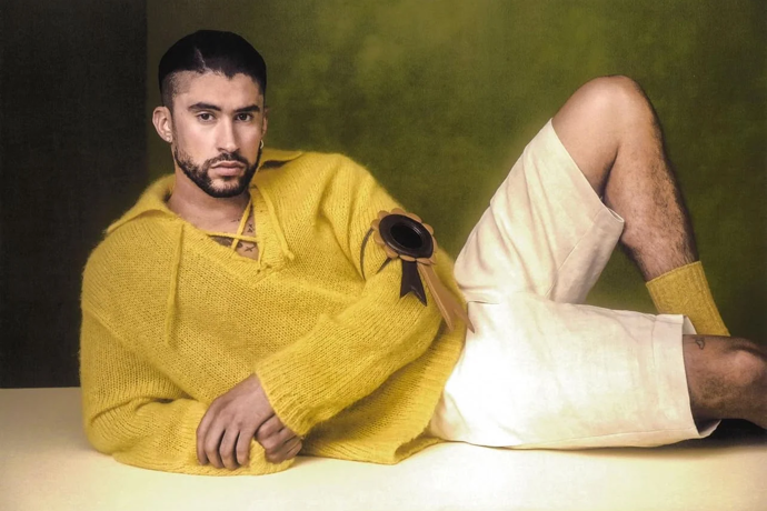 Bad Bunny patří k osobnostem, které se nebojí módy s výrazným charakterem. I tvorba Dory Abodi staví na originalitě, nečekaných detailech a estetice, která se v davu rozhodně neztratí.
