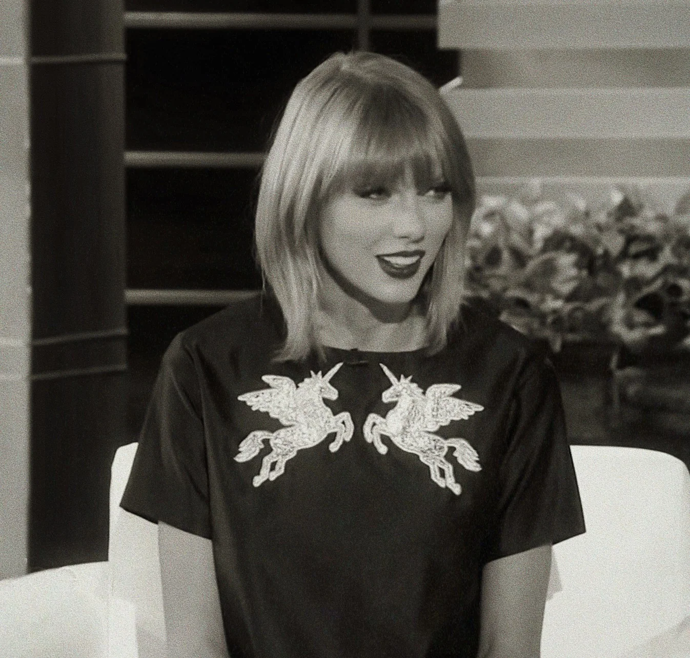 Taylor Swift v módních stylizacích dokazuje, jak důležitou roli hrají promyšlené detaily. Právě ty dokážou i výraznému modelu dodat osobitost a podtrhnout jeho příběh.