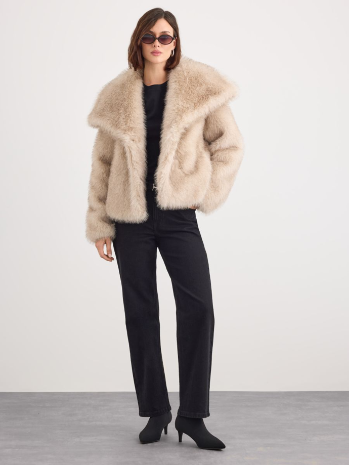 Pokud materiál působí příliš leskle, nepřirozeně nebo lacině, může ubrat na eleganci i jinak povedenému kousku nebo dokonce rovnou celému outfitu.