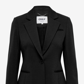 Černé sako je základem šatníku, který snadno unosíte na desítky způsobů. S elegantními kalhotami vytvoří sofistikovaný outfit, s džínami zase získá uvolněnější městský šmrnc. Tento model je od značky ONLY a stojí 1499 Kč.