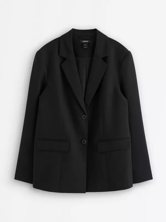 Sako s volnějším střihem a pánským nádechem je ideálním základem moderního šatníku. Noste ho s džínami a košilí pro nenucenou eleganci nebo s širokými kalhotami, pokud chcete docílit uhlazenějšího vzhledu. Tento model je od značky Lindex a stojí 1499 Kč.