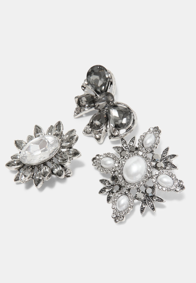 Brože letos na podzim zažívají velký módní comeback a dokazují, že i drobný detail může mít velký efekt. Připněte je na klopu saka, límeček košile nebo svetr a dodejte oblíbeným kouskům nový, osobitý vzhled. Tato sada 3 šperkových broží je od značky Stradivarius a stojí 399 Kč.