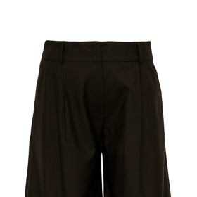 Vlněné bermudy jsou elegantní alternativou ke klasickým kalhotám. Model s vyšším pasem, poutky na pásek a předními sklady působí sofistikovaně, ale zároveň moderně. Díky délce ke kolenům se skvěle hodí i do podzimního šatníku. Tyto vlněné bermudy jsou opět z podzimní kolekce Elišky Tomkové a stojí 7200 Kč.