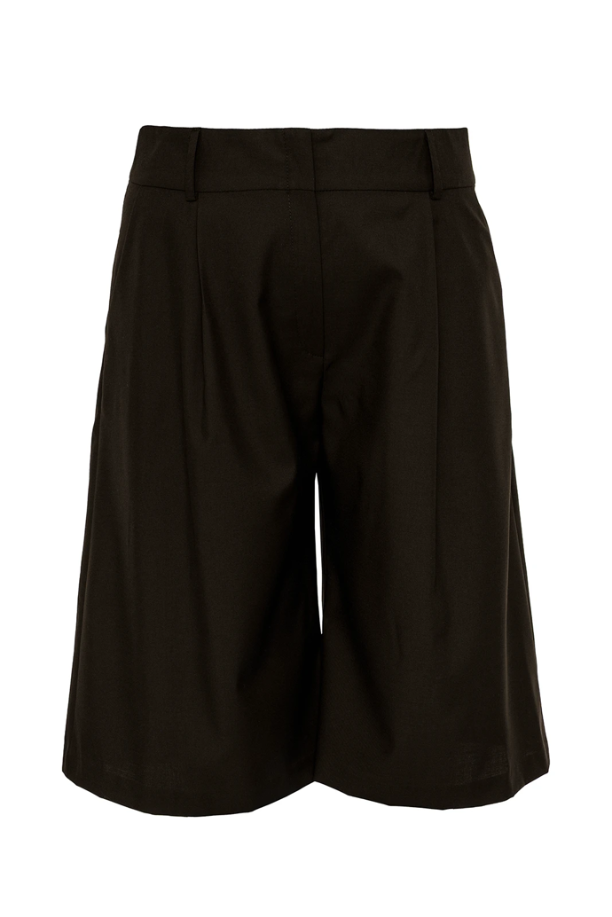 Vlněné bermudy jsou elegantní alternativou ke klasickým kalhotám. Model s vyšším pasem, poutky na pásek a předními sklady působí sofistikovaně, ale zároveň moderně. Díky délce ke kolenům se skvěle hodí i do podzimního šatníku. Tyto vlněné bermudy jsou opět z podzimní kolekce Elišky Tomkové a stojí 7200 Kč.