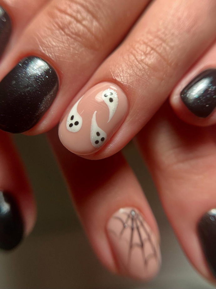 Milovnice odvážnějších designů se můžou odvázat i s halloweenskými motivy.