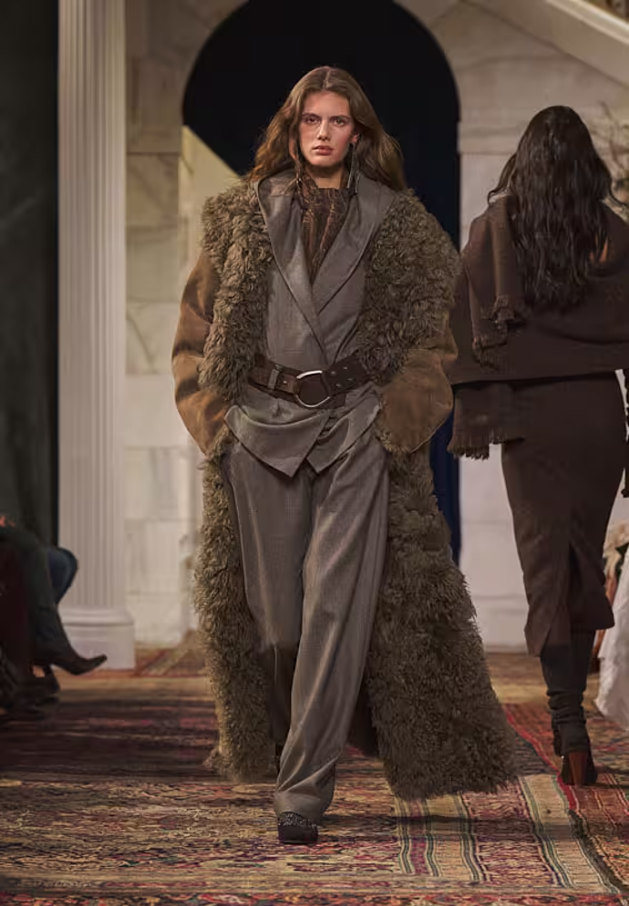 V podání modelů Ralpha Laurena se pánské prvky v šatníku mění na elegantní ženský styl.