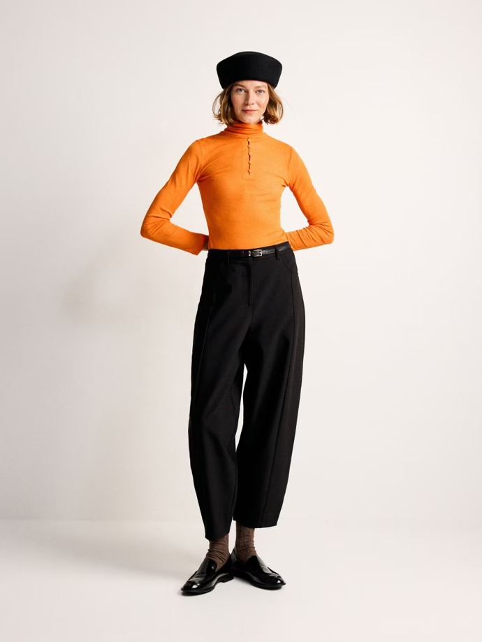 Monochromatický outfit můžete ozvláštnit doplňky, tmavé odstíny rozbije energický barevný akcent. Outfit je od značky Reserved