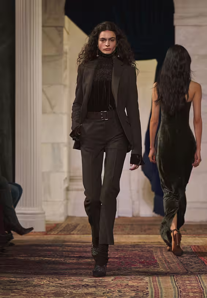 Ralph Lauren dokazuje, že i pánské prvky můžou získat na ženskosti.