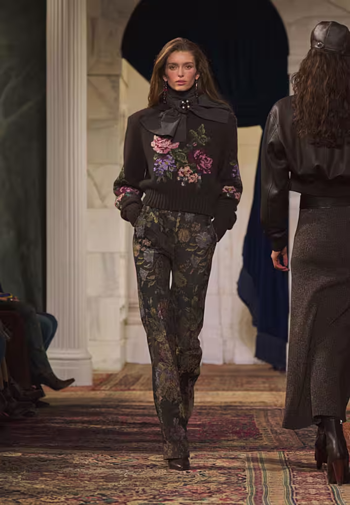 Do kolekce na aktuální období Ralph Lauren zařadil i trendy květinový motiv.