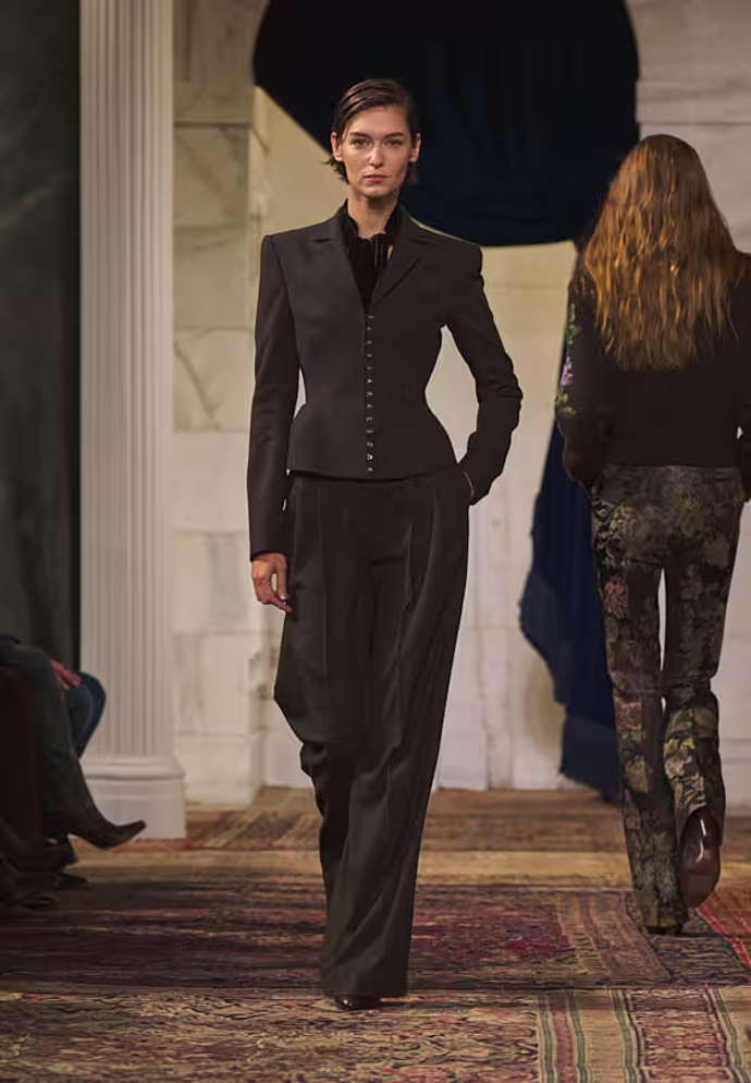Kalhotové kostýmky a vypasovaná saka jsou se značkou Ralph Lauren neodmyslitelně spojená.