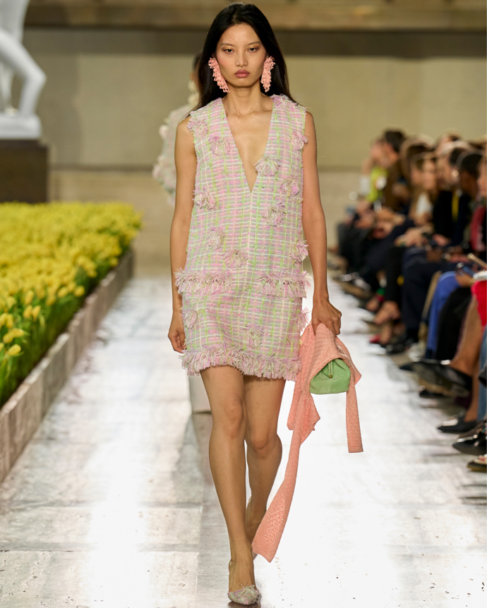 Látky, které si oblíbila i Coco Chanel, budeme nosit na šatech...