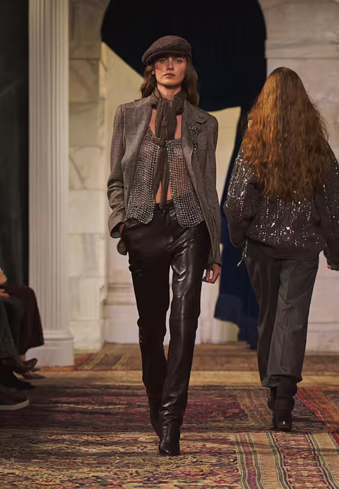 Ralph Lauren se nebojí kombinovat různé struktury.