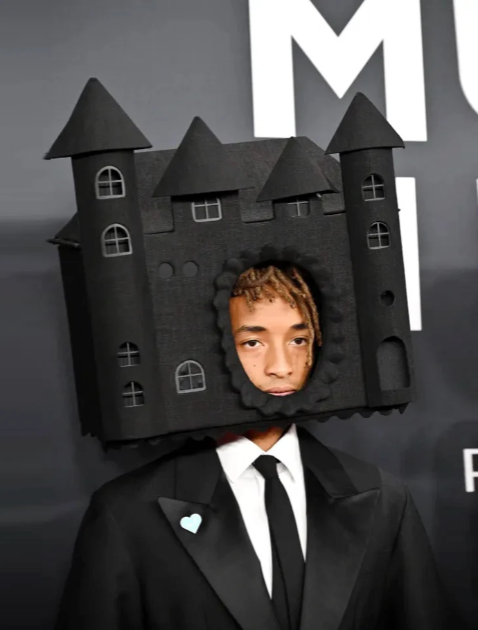 Jaden Smith na sebe upozornil pokrývkou hlavy Vampire Castle z tvorby Dory Abodi. Nepřehlédnutelný doplněk inspirovaný gotickou estetikou jako by vystoupil přímo z příběhu o upírech a tajemných sídlech.