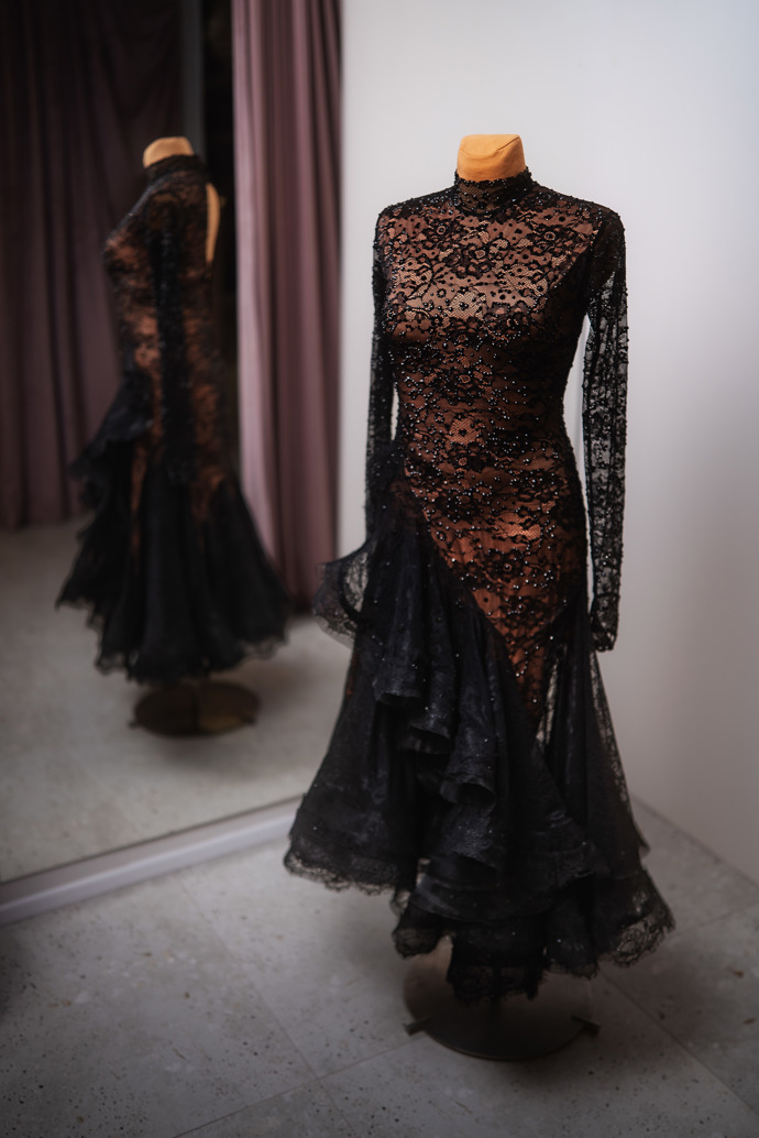 Černé krajkové šaty Marty Jandové zaujaly elegantním stojáčkem a rafinovaně odhalenými místy, která podtrhují ženskost celého modelu.