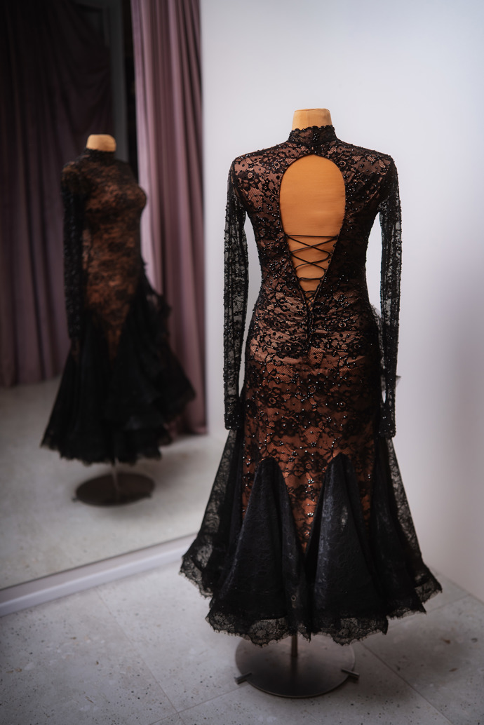 Výstřih na zádech patří k nejvýraznějším detailům modelu. Elegantní přední část tak doplňuje nečekaně svůdný prvek.