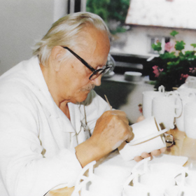 Možná jste z něj jedli ve škole i na dovolené. Slavný český porcelán Praha designéra Jaroslava Ježka slaví 50 let