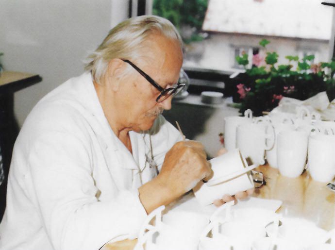 Možná jste z něj jedli ve škole i na dovolené. Slavný český porcelán Praha designéra Jaroslava Ježka slaví 50 let