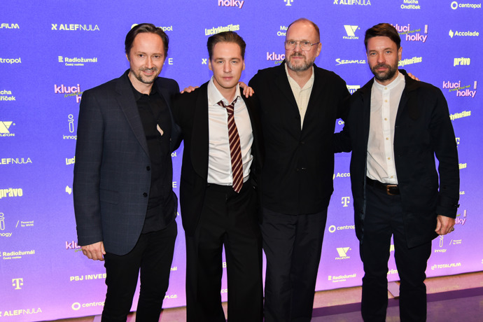 Pánská sestava filmu Kluci to vidí jinak než holky: Jaroslav Plesl, Jan Nedbal, David Ondříček a Václav Neužil Pánská sestava filmu Kluci to vidí jinak než holky: Jaroslav Plesl, Jan Nedbal, David Ondříček a Václav Neužil