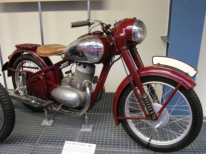 Jawa 250 Pérák patřila k nejvýznamnějším poválečným motocyklům značky a zaujala moderní konstrukcí i vzhledem. Model se stal jedním ze symbolů československé motocyklové výroby a pomohl JAWĚ budovat pověst i v zahraničí.