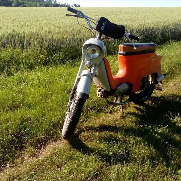 Jawa 50 patřila mezi motocykly, které se výrazně zapsaly do československé motoristické historie. Malý a dostupný stroj si získal oblibu především mezi mladými jezdci a stal se známou součástí českých silnic.