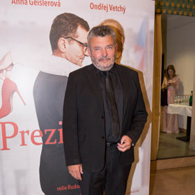 Byly časy, hlavně po revoluci, kdy neměl doslova ani na rohlík.