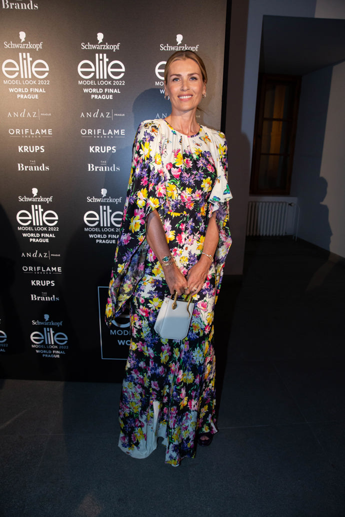 Výraznější motivy rozzáří maxi délku a nepotřebují další složitý styling. Naopak skoro všechno vyřeší dopředu za vás.