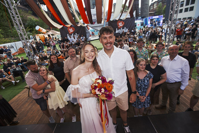 Na Náměstí Lásky na českých i slovenských festivalech letos opět proběhly reálné svatby, které jsou součástí programu už od roku 2023.