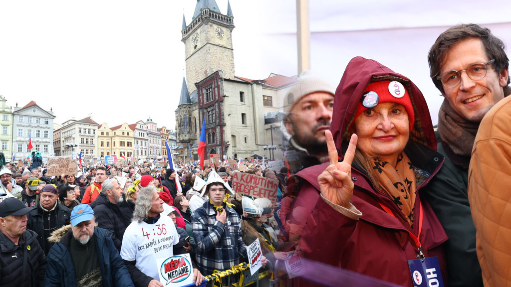 Eva Holubová a Igor Orozovič na demonstraci Milionu chvilek pro demokracii. 