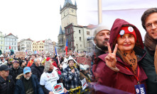 Eva Holubová a Igor Orozovič na demonstraci Milionu chvilek pro demokracii. 