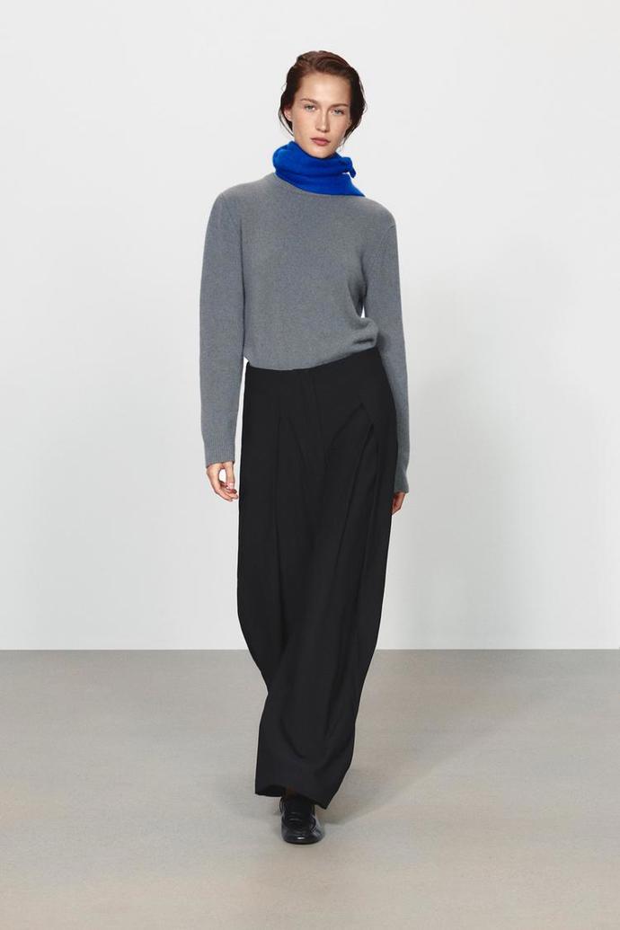 Podzimní paleta prokoukne díky kontrastu. Look je z nabídky značky Zara