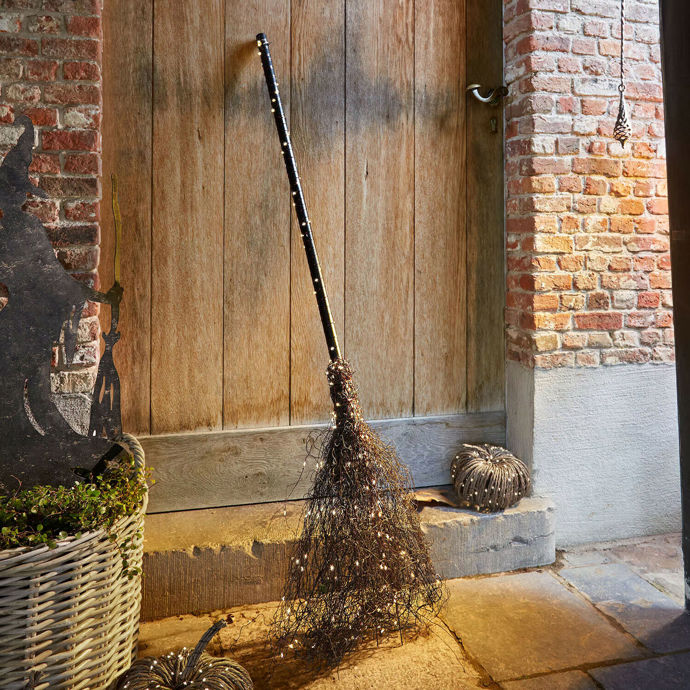 Halloween může být i elegantní. Zapomeňte na plastové kostlivce a proměňte domov v tajemné místo