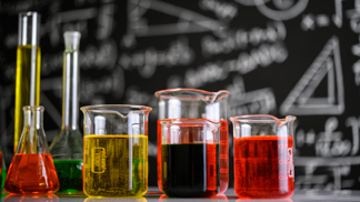 Kvíz: 10 otázek ze základů chemie, které zvládne každý osmák. Jak jste na tom vy?