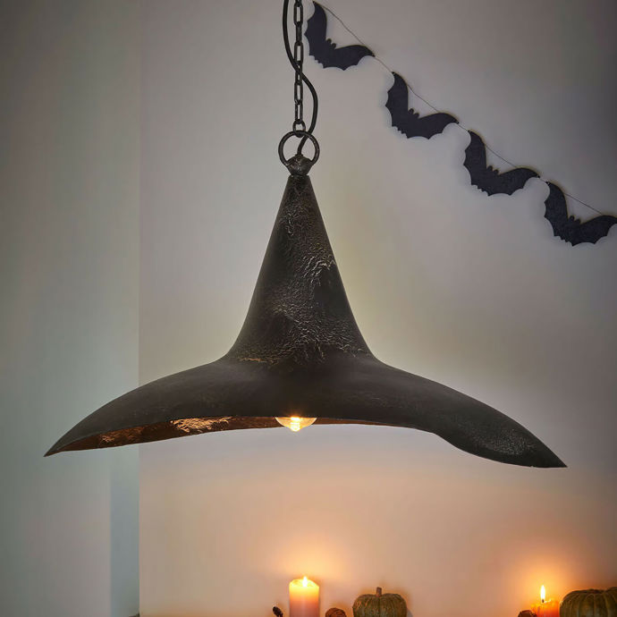Halloween může být i elegantní. Zapomeňte na plastové kostlivce a proměňte domov v tajemné místo