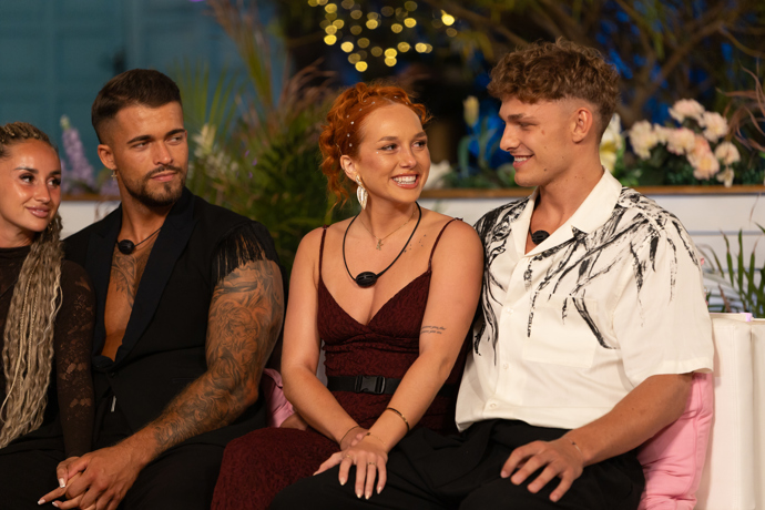 Jakub se Cynthií a Viki s Honzou patří za silné páry na Love Islandu.