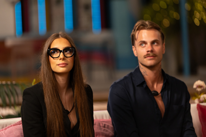 Beata Hynešová je ex Pepeho a Petr Demar je ex Julie Spurné. 