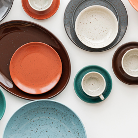 Možná jste z něj jedli ve škole i na dovolené. Slavný český porcelán Praha designéra Jaroslava Ježka slaví 50 let