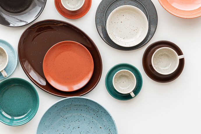 Možná jste z něj jedli ve škole i na dovolené. Slavný český porcelán Praha designéra Jaroslava Ježka slaví 50 let
