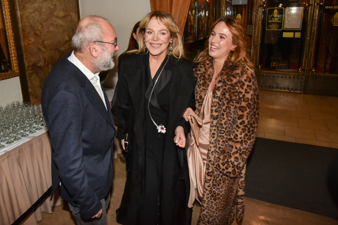 Hned při příchodu se Dagmar Havlová a Tereza Ramba srdečně pozdravily s režisérem Bohdanem Slámou.