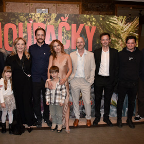 Společná fotografie ze slavnostní premiéry filmu Houpačky.