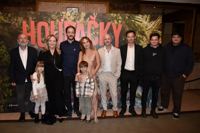 Společná fotografie ze slavnostní premiéry filmu Houpačky. 