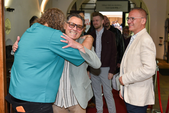 Teď si Pavel Vítek s Janisem Sidovským nenechali ujít křest nové kuchařky Josefa Maršálka. 